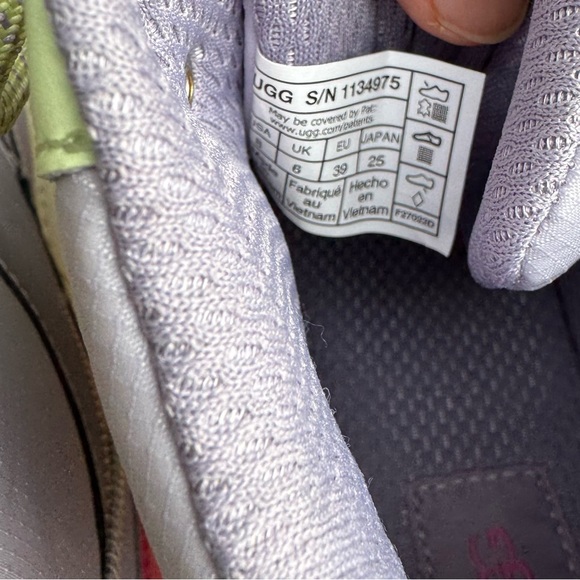 NWOB UGG®Highland High Top Heritage Hiking Boot. MSRP $120 - Picture 15 of 16